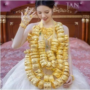 Theo phong tục địa phương, sính lễ của nhà trai chỉ là tượng trưng, và nhà gái không chỉ phải trả lại sính lễ mà còn phải sắm theo của hồi môn khi đôi trẻ kết hôn.