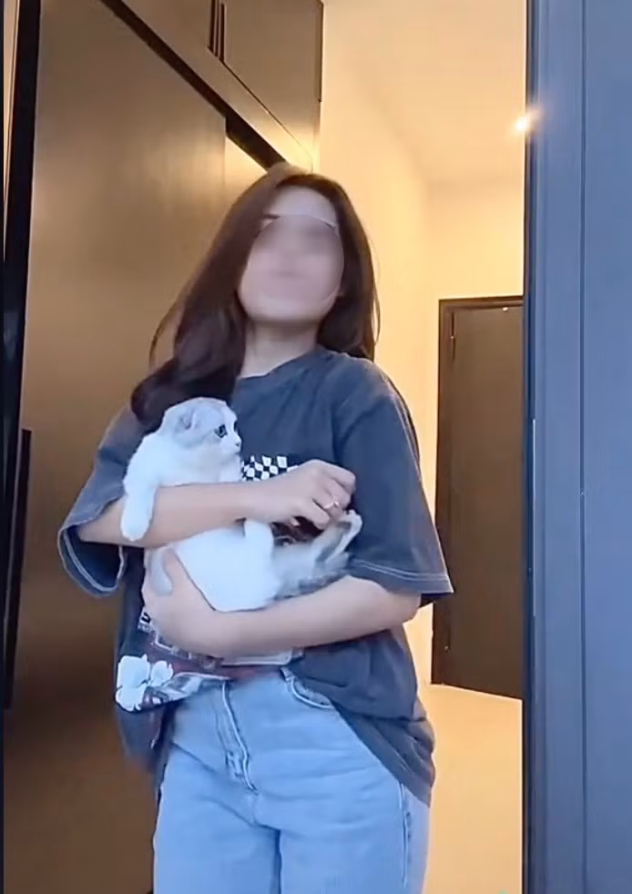 Ngay khi đăng tải, đoạn clip đã nhanh chóng thu hút sự chú ý của dân tình. Hầu hết mọi người đều không đồng tình với hành động lén mang mèo lên xe của cô gái.