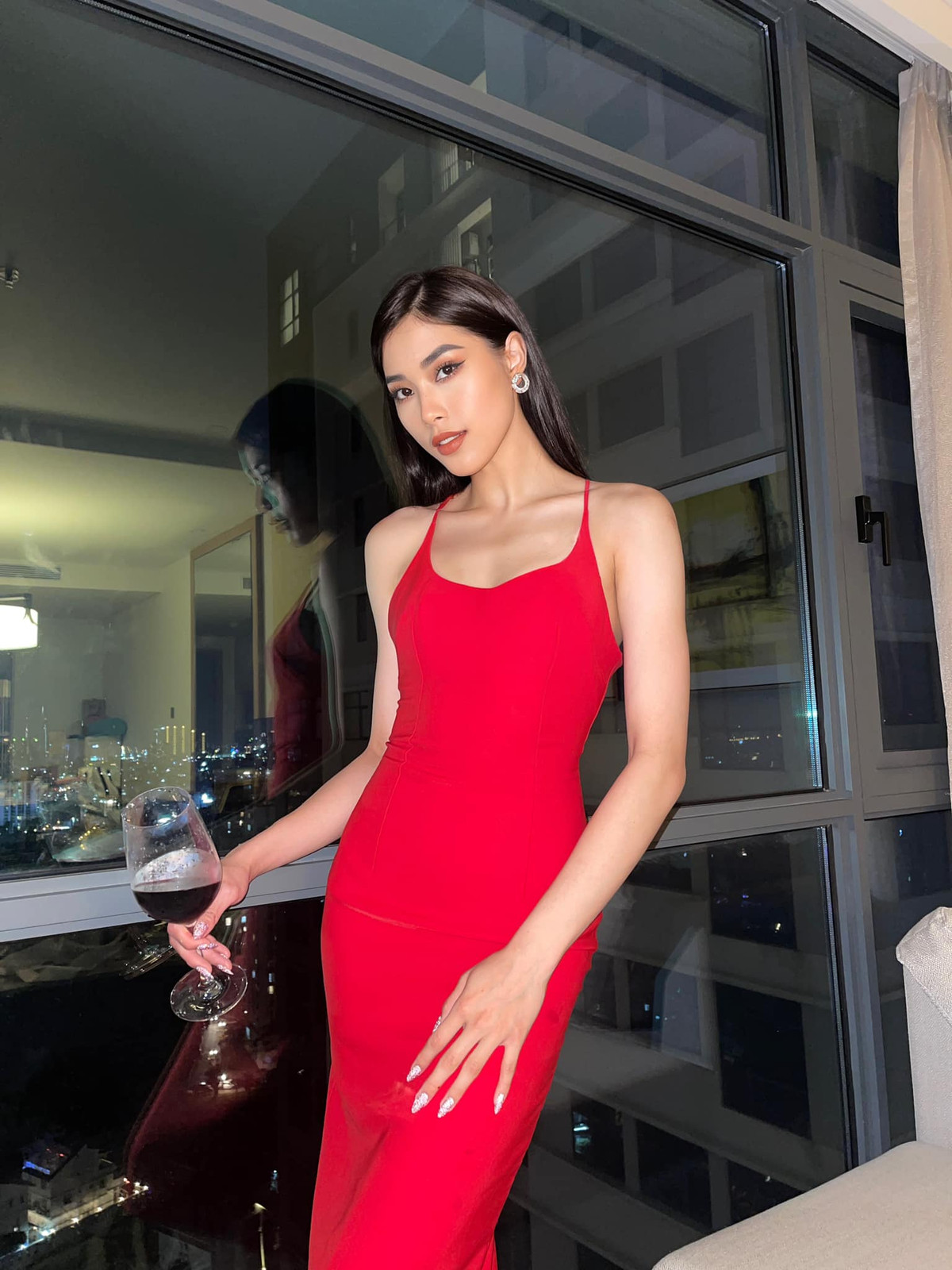 Lời giã từ sự nghiệp bóng chuyền của Thu Huyền khi đang ở đỉnh cao sự nghiệp đã để lại nhiều tiếc nuối cho người hâm mộ. Thế nhưng, với sự “lột xác” khi xuất hiện tại cuộc thi sắc đẹp năm nay, cộng đồng mạng cho rằng cô gái trẻ này chắc chắn sẽ còn rất nhiều điều khiến mọi người bất ngờ.