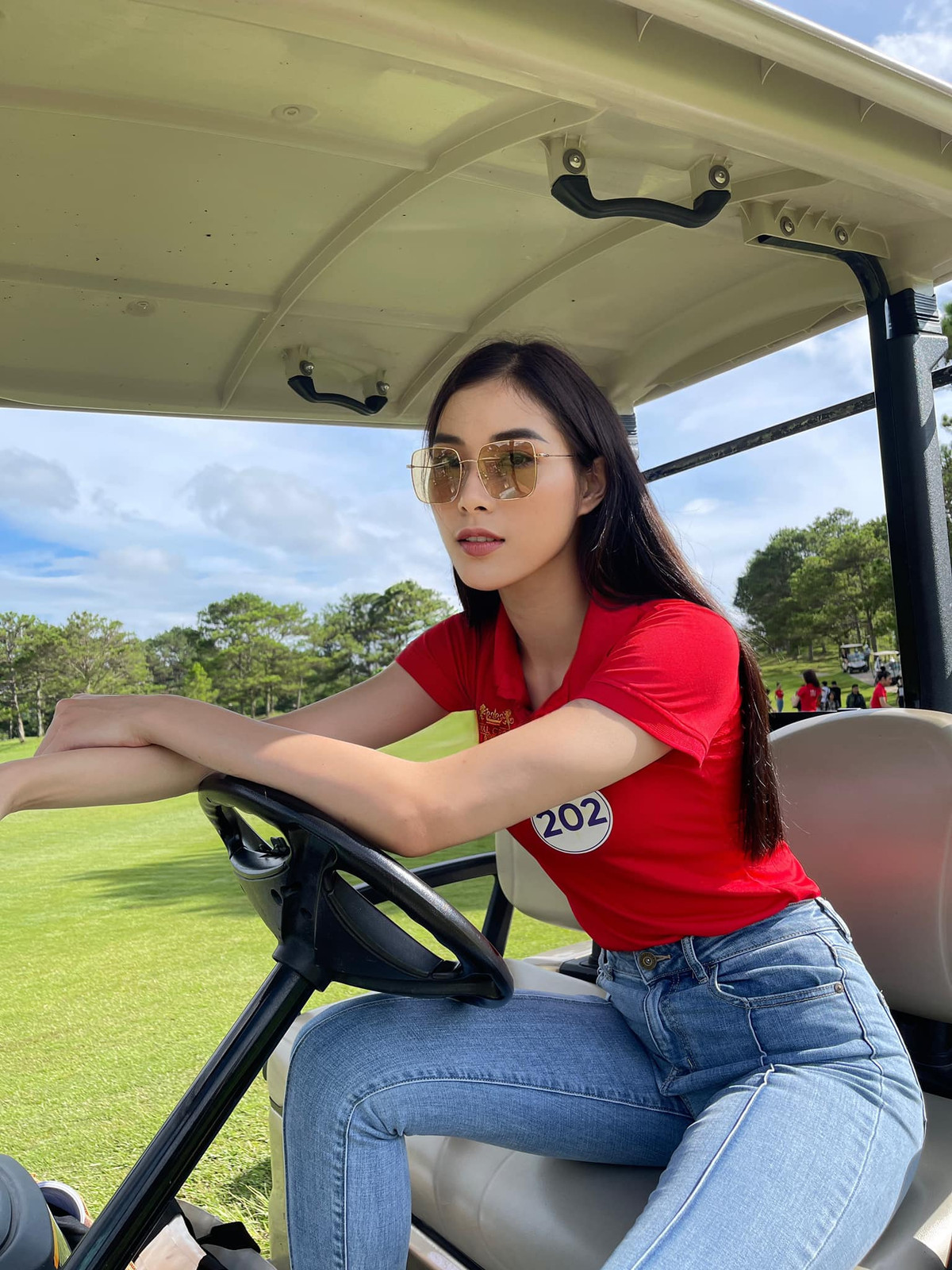 Không chỉ tham gia cuộc thi sắc đẹp, Đặng Thu Huyền cũng cho biết sau khi giải nghệ, cô đã trở về làm một cô sinh viên đúng nghĩa và đang theo học tại Đại học Kinh doanh và Công nghệ Hà Nội.