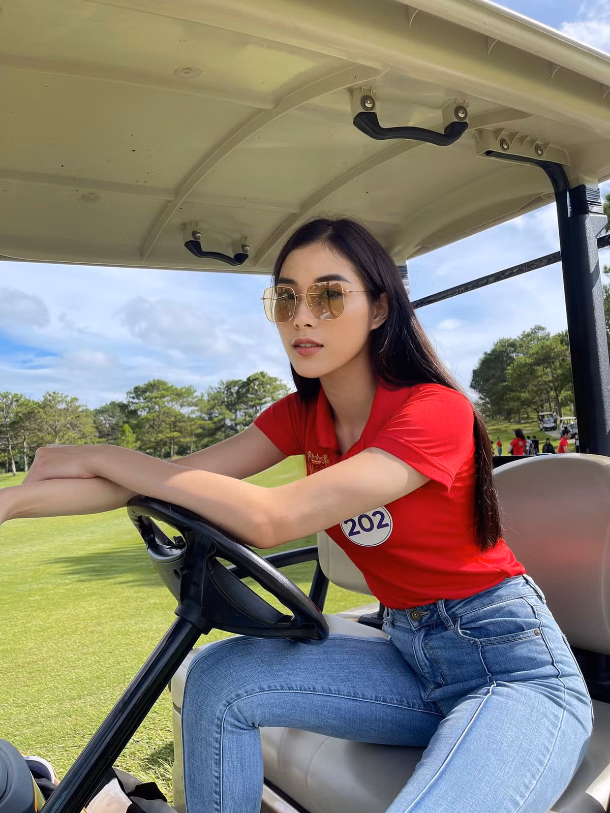 Không chỉ tham gia cuộc thi sắc đẹp, Đặng Thu Huyền cũng cho biết sau khi giải nghệ, cô đã trở về làm một cô sinh viên đúng nghĩa và đang theo học tại Đại học Kinh doanh và Công nghệ Hà Nội.