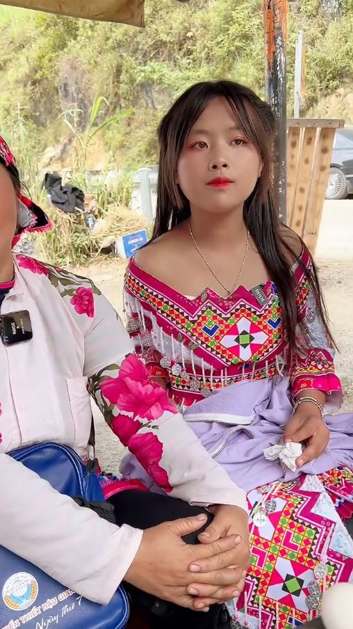 Trong suốt quá trình làm việc tại đây, Dua được sống trong biệt thự sang trọng, được ăn diện đồ hiệu, điện thoại đắt tiền.