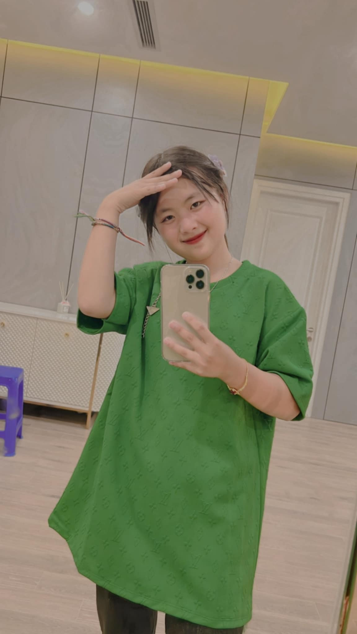 Nếu trước đây, Mua Thị Dua (hay còn gọi là Phúng Phính) "gây sốt" bởi hàng loạt khoảnh khắc xinh đẹp khi bán hoa tại Hà Giang thì thời điểm hiện tại hiện tượng mạng này lại nhận được sự quan tâm bởi màn "đổi đời" đầy ồn ào.