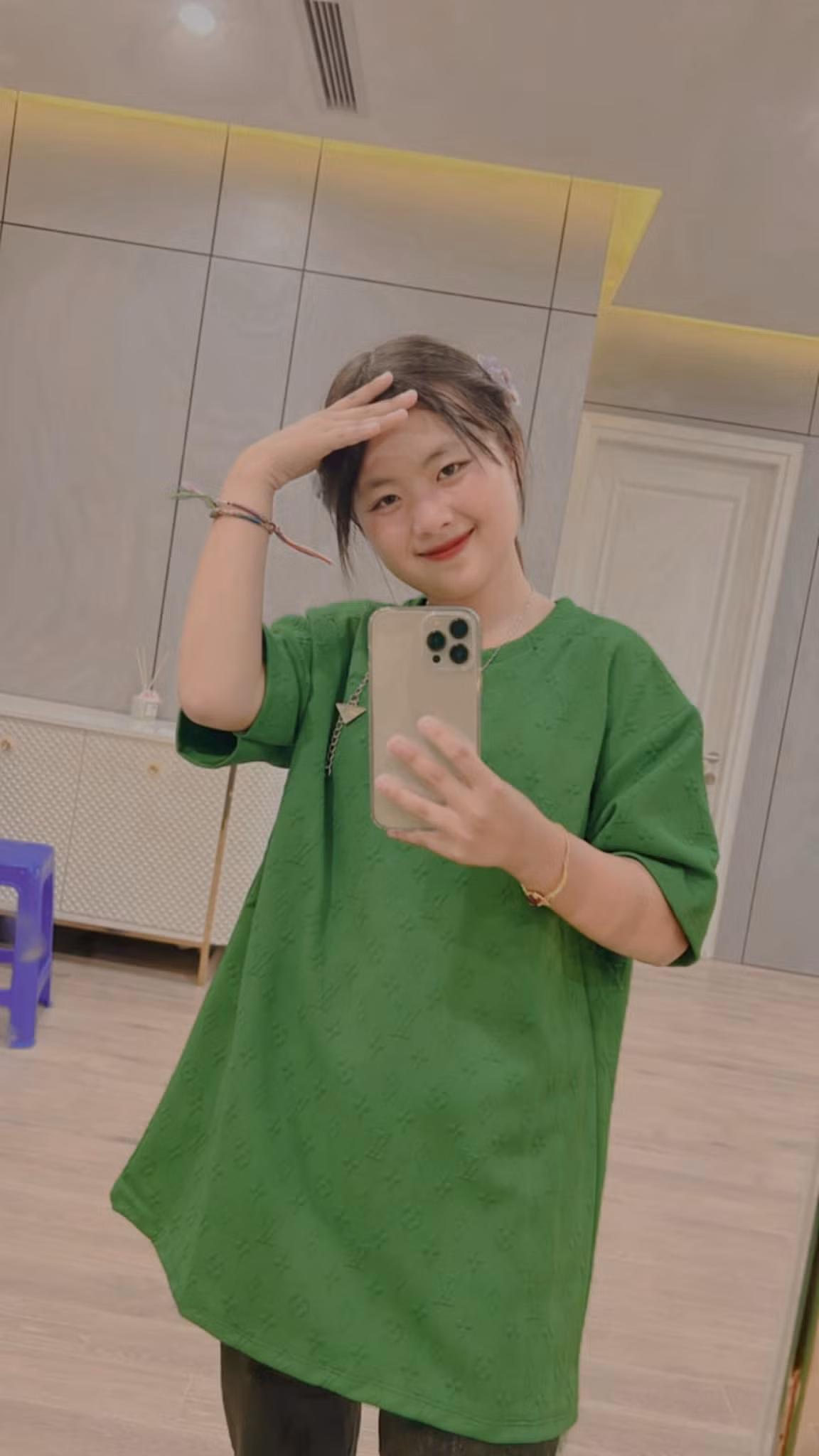 Nếu trước đây, Mua Thị Dua (hay còn gọi là Phúng Phính) "gây sốt" bởi hàng loạt khoảnh khắc xinh đẹp khi bán hoa tại Hà Giang thì thời điểm hiện tại hiện tượng mạng này lại nhận được sự quan tâm bởi màn "đổi đời" đầy ồn ào.