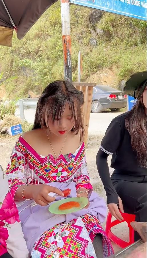 Không chỉ vậy, mới đây Dua còn được chủ doanh nghiệp thưởng nóng 50 triệu trong chuyến về thăm nhà.