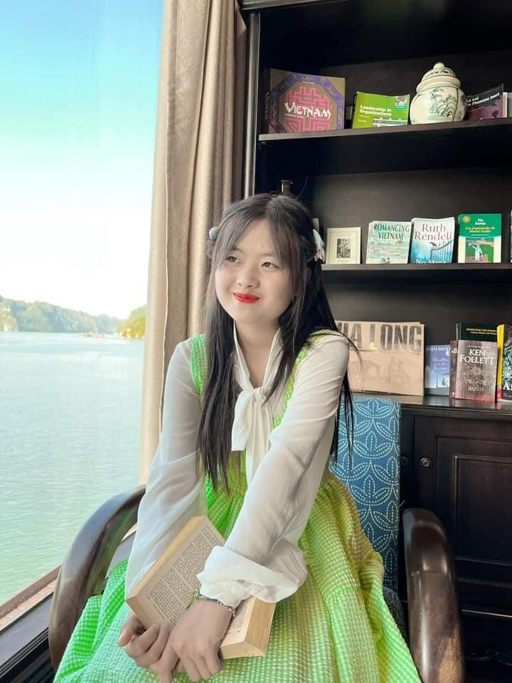 Theo đó, từ một cô gái bán hoa, Dua trở thành mẫu nữ độc quyền của một doanh nghiệp với mức đãi ngộ hậu hĩnh.