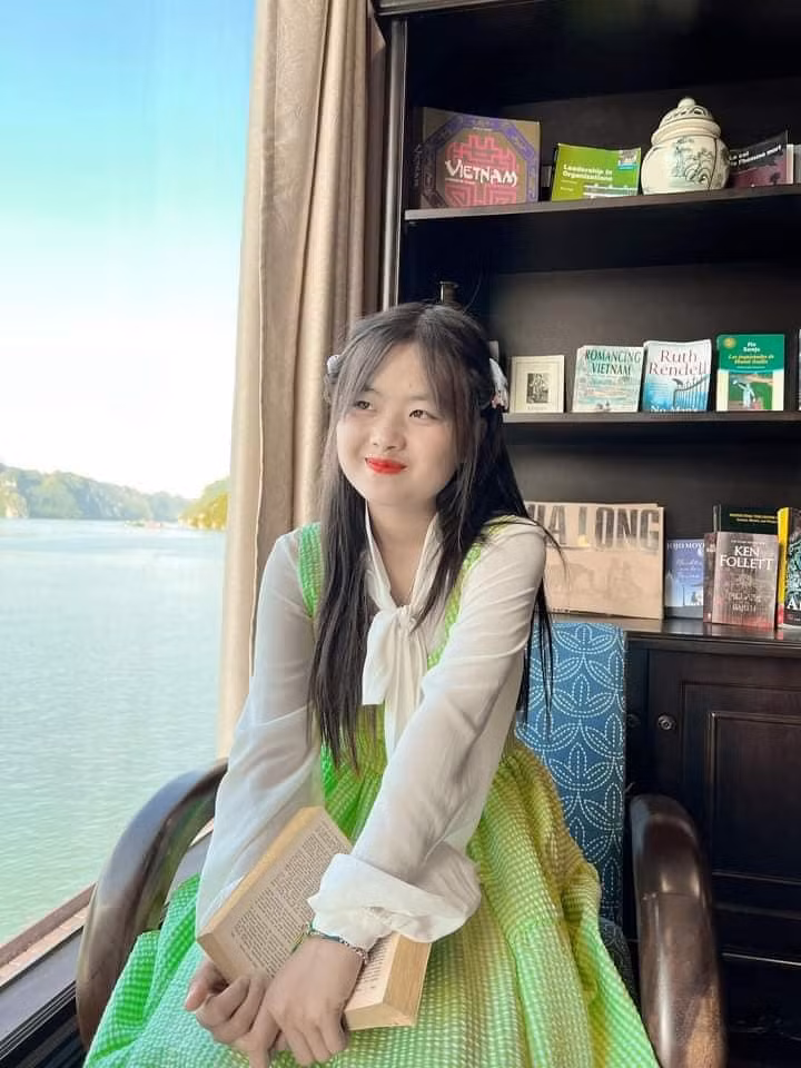 Theo đó, từ một cô gái bán hoa, Dua trở thành mẫu nữ độc quyền của một doanh nghiệp với mức đãi ngộ hậu hĩnh.