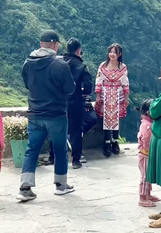 Tuy nhiên, phi vụ "đổi đời" của Dua cũng gây không ít tranh cãi. Nhiều người cho rằng Dua đang bị lợi dụng để doanh nghiệp thực hiện truyền thông.