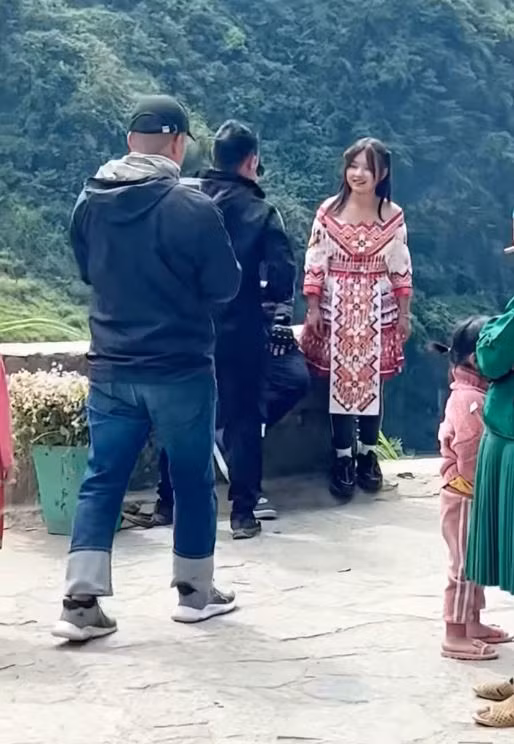 Tuy nhiên, phi vụ "đổi đời" của Dua cũng gây không ít tranh cãi. Nhiều người cho rằng Dua đang bị lợi dụng để doanh nghiệp thực hiện truyền thông.