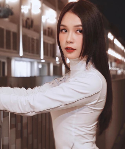 Cụ thể, gái xinh đến từ TP HCM này cho biết: "2021 là năm có quá nhiều biến động và đau thương. Trải qua hơn 6 tháng giãn cách, hơn bao giờ hết Sam quý trọng vô cùng từng khoảnh khắc ở cạnh gia đình, người thân, bạn bè thân thiết. Đồng thời, Sam cũng vô cùng biết ơn sự ủng hộ, dõi theo mà khán giả luôn dành cho mình".