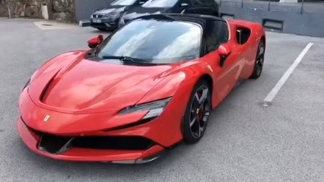 Chiếc siêu xe mà doanh nhân Đức Huy sắp "đón về" là Ferrari SF90 Stradale.