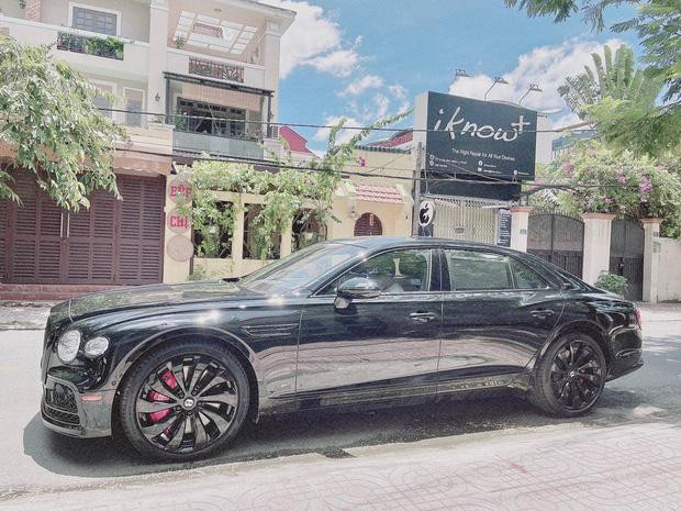 Chiếc xe Ferrari SF90 Stradale của doanh nhân Đức Huy đặt mua sở hữu màu sơn đỏ, đây cũng là bộ áo đặc trưng của hãng Ferrari.