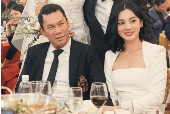 Sau khoảng thời gian dài lộ hint ngọt ngào, khoảng thời gian gần đây, mối tình hơn kém nhau 27 tuổi của đại gia Đức Huy và gái xinh Cẩm Đan có vẻ không yên ả lắm.