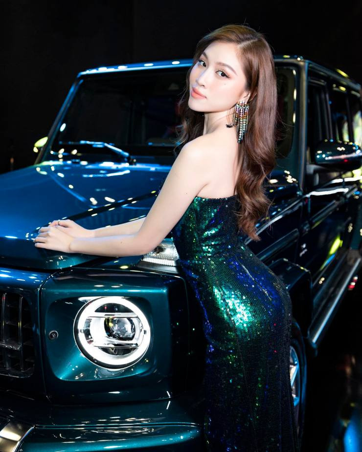 Nhiều năm hoạt động nghệ thuật, Thanh Thanh Huyền luôn duy trì số đo 3 vòng cân đối: 85-61-89 (cm). Ngoài đôi chân dài như kiếm Nhật, cô còn có lưng ong quyến rũ.