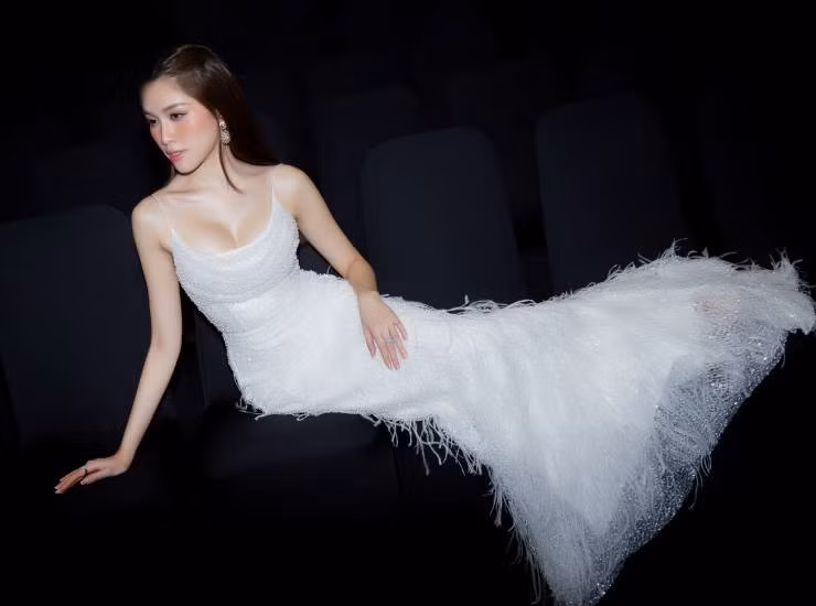 Thân hình cân đối giúp Thanh Thanh Huyền đẹp hơn khi lựa chọn trang phục mặc dẫn. Từ đầm dạ hội, áo dài, trang phục hiện đại... đều được nữ MC lăng xê đẹp mắt.