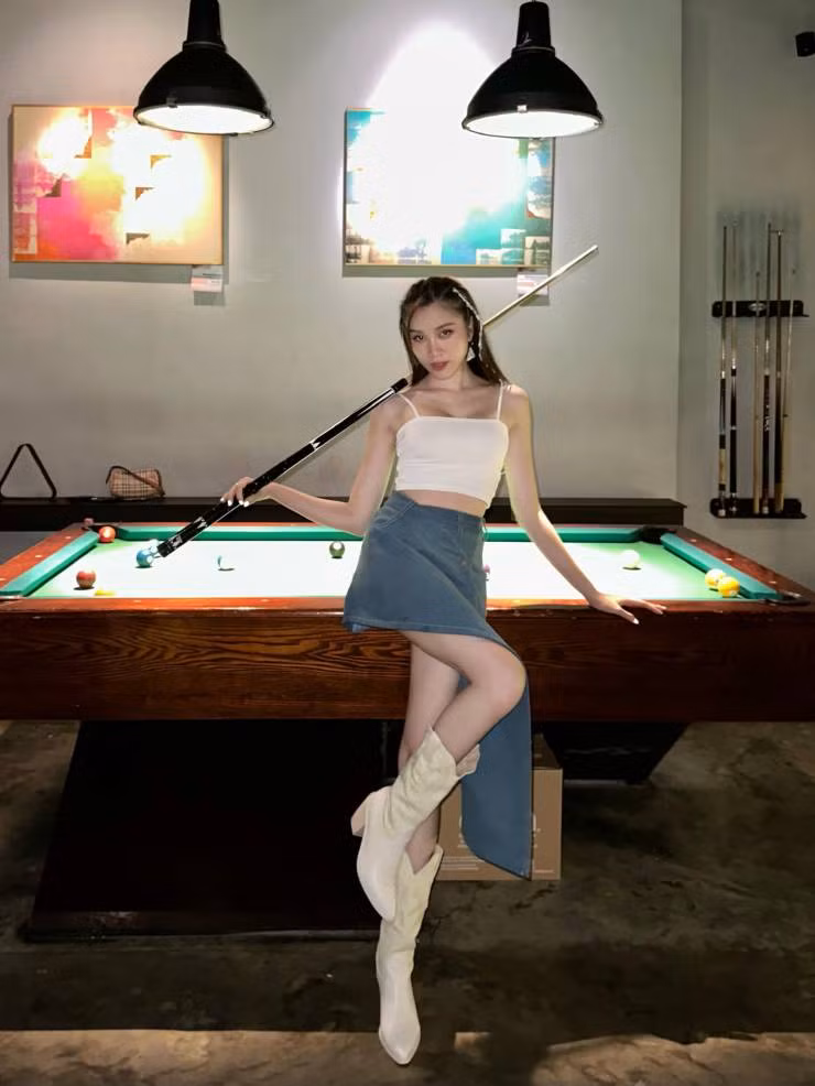 Khi dẫn một cuộc thi Hoa hậu diễn ra ở Nhà hát TP.HCM cách đây không lâu, MC di chuyển trên chiếc Mercedes G63 giá hơn 13 tỷ đồng. Gần nhất, cô tiếp tục tậu một xe hạng sang có giá hơn 2 tỷ đồng.