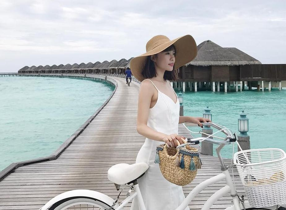 Nguyễn Phương Mai là nữ giảng viên của Viện Quản trị Kinh doanh, Đại học Kinh tế Quốc dân. Dù không hoạt động nghệ thuật nhưng cô nàng vẫn gây chú ý nhờ ngoại hình nổi bật, body quyến rũ