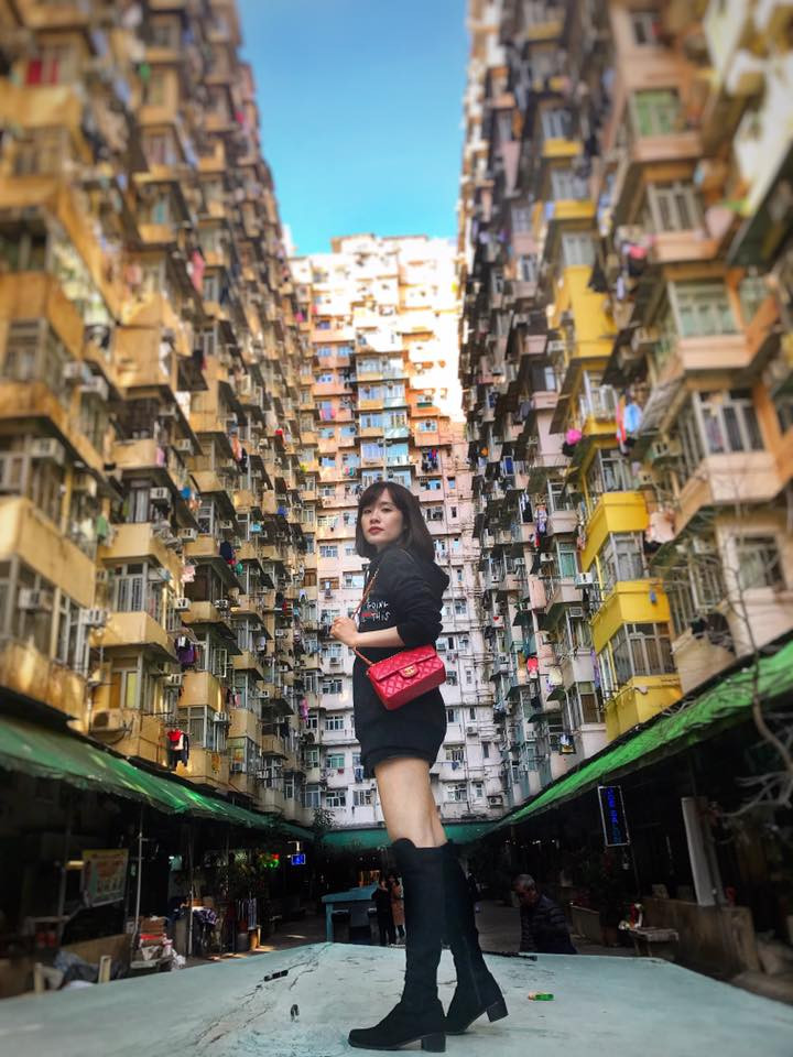 Phương Mai thích những bộ đồ thanh lịch và cổ điển. Chính vì vậy, khi lựa chọn trang phục lên lớp, cô thường kết hợp một item cổ điển với một item kiểu cách để tạo điểm nhấn cũng như mang lại sự trẻ trung cho bản thân.