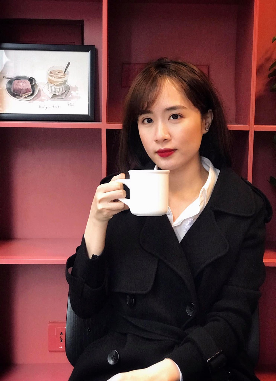 Chia sẻ với báo chí, Phương Mai cho biết năm 2015, Đại học Kinh tế Quốc dân có đợt tuyển giảng viên, bố cô là người đề nghị tôi thử sức với công việc này. Dù trước đó chỉ làm việc trong môi trường doanh nghiệp, nữ giảng viên xinh đẹp này vẫn quyết định thử sức bản thân ở lĩnh vực mới. May mắn, ngay lần thi tuyển đầu tiên, cô đã đỗ và gắn bó với công việc đứng trên bục giảng đến giờ.