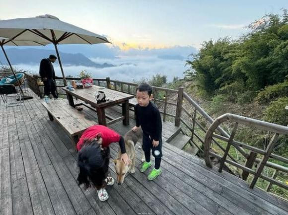 Trong ảnh, Ly Kute với gương mặt rạng rỡ, ngập tràn hạnh phúc sau khi kết hôn. Đáng chú ý trong chuyến đi này có cả bé Khoai Tây. Được biết, mối quan hệ giữa chồng mới và con riêng của cô rất tốt.