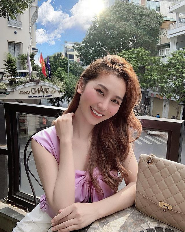 Đáng chú ý trong clip mới đây, Kim Chi diện trang phục khoe trọn eo thon khi tâp luyện cùng HLV.