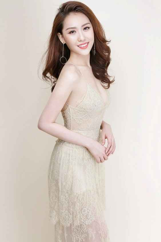 Nhưng khi lên hình, dân mạng lại vô cùng thất vọng khi Trần Thanh Tâm sở hữu vòng eo "bánh mì nhiều ngấn" khác hẳn với hình trên mạng. Bởi vậy, ai cùng mong rằng TikToker Hoàng Kim Chi với mặt đẹp, dáng xinh sẽ "làm nên chuyện" tại Hoa hậu Hòa bình Việt Nam 2022.