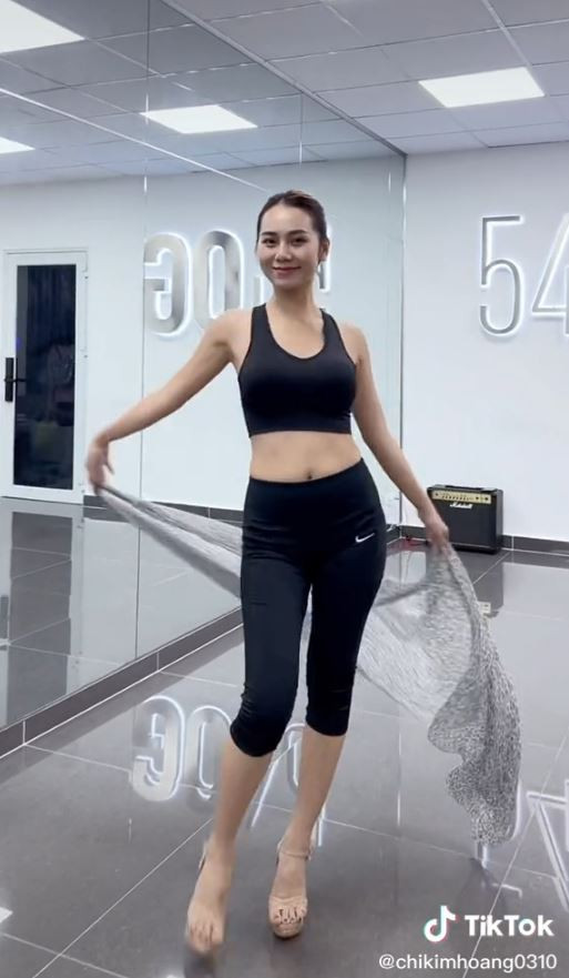 Nhiều người cho rằng Kim Chi tuy xinh đẹp trên mạng nhưng ngoại hình thật vẫn để lộ nhiều yếu điểm như chiều cao 1m66 hay gương mặt nhìn già hơn tuổi.