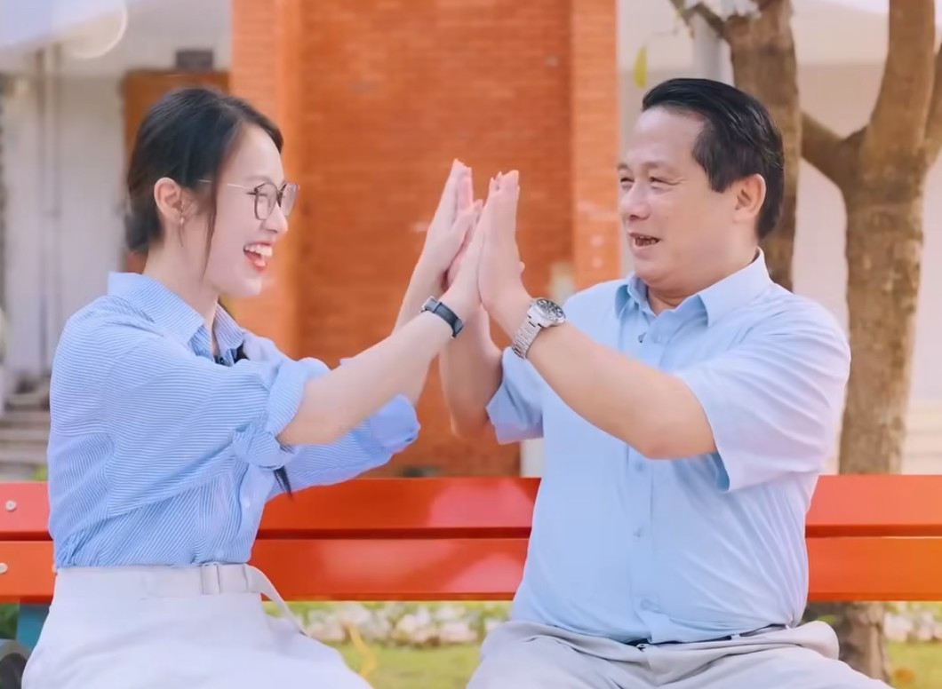 Mẹ Khánh Vy nói với con gái: "Trật đường ray là đi bụi". Bà khuyên con gái rằng tuổi trẻ của con được quyền phá cách nhưng vẫn phải là chính mình và nên điềm đạm.