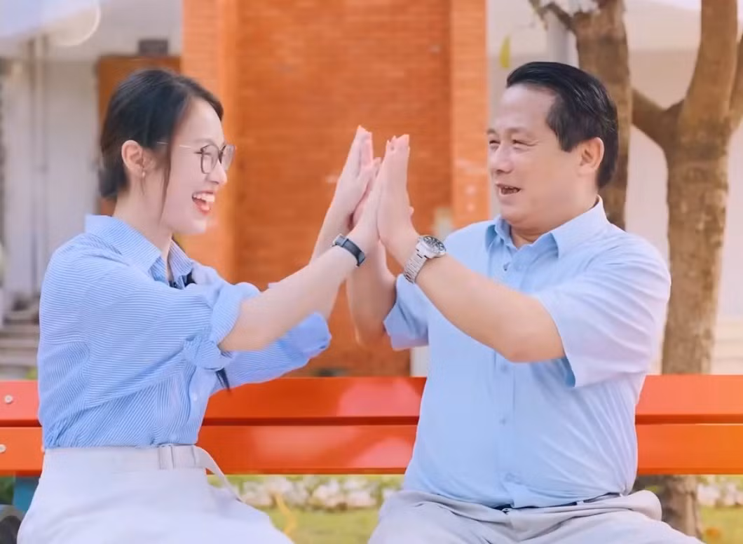 Mẹ Khánh Vy nói với con gái: "Trật đường ray là đi bụi". Bà khuyên con gái rằng tuổi trẻ của con được quyền phá cách nhưng vẫn phải là chính mình và nên điềm đạm.