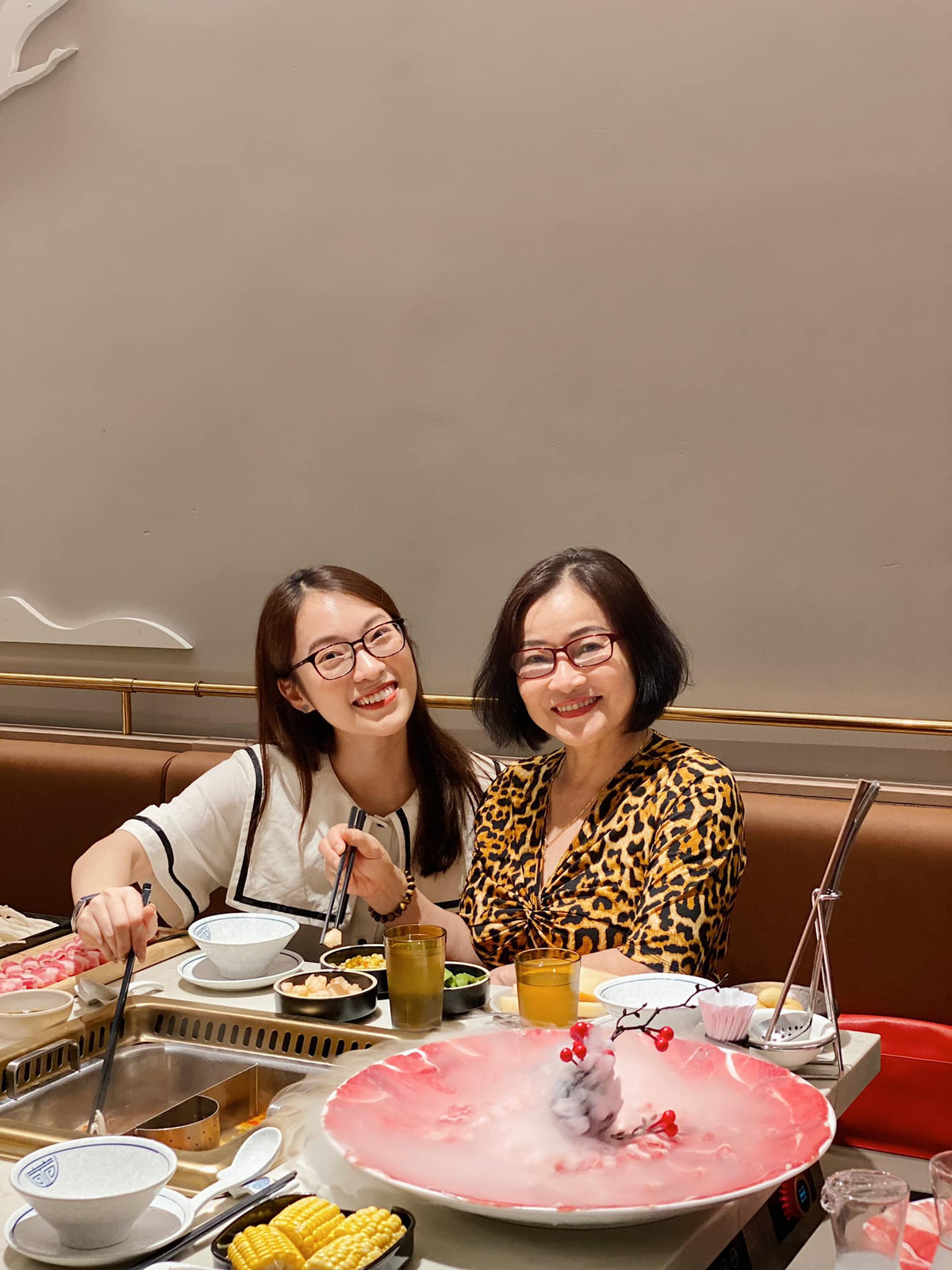 Trước phản ứng của bố, Khánh Vy thốt lên: "Nóng thế nhờ!" Cô tiết lộ thêm: "Bố mình bảo: Bây giờ mày mà về Hà Nội với bộ tóc này là tao cũng đuổi khỏi nhà".