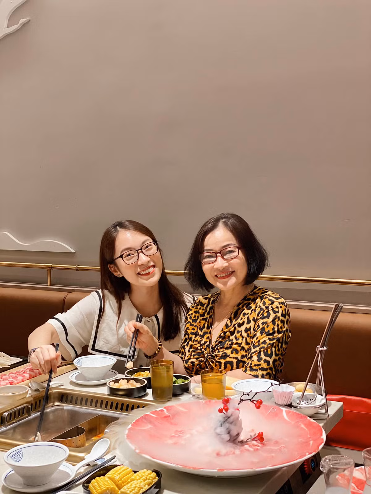 Trước phản ứng của bố, Khánh Vy thốt lên: "Nóng thế nhờ!" Cô tiết lộ thêm: "Bố mình bảo: Bây giờ mày mà về Hà Nội với bộ tóc này là tao cũng đuổi khỏi nhà".