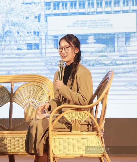 Trong một chương trình, nữ MC từng bật khóc nhắc về tình cảm lớn với bố mẹ và nỗi niềm hối hận khi mang áp lực về cho đấng sinh thành. Cô không kiềm được nước mắt và chia sẻ: "Có thời điểm tôi thường xuyên về nhà và khóc với mẹ vì bị khán giả khen chê. Mẹ tôi khi ấy còn trả lời từng bình luận phê bình tôi. Những lúc tôi buồn, tôi tiêu cực thì điều khiến tôi ăn năn nhất là tôi đã lỡ trút lên bố mẹ.