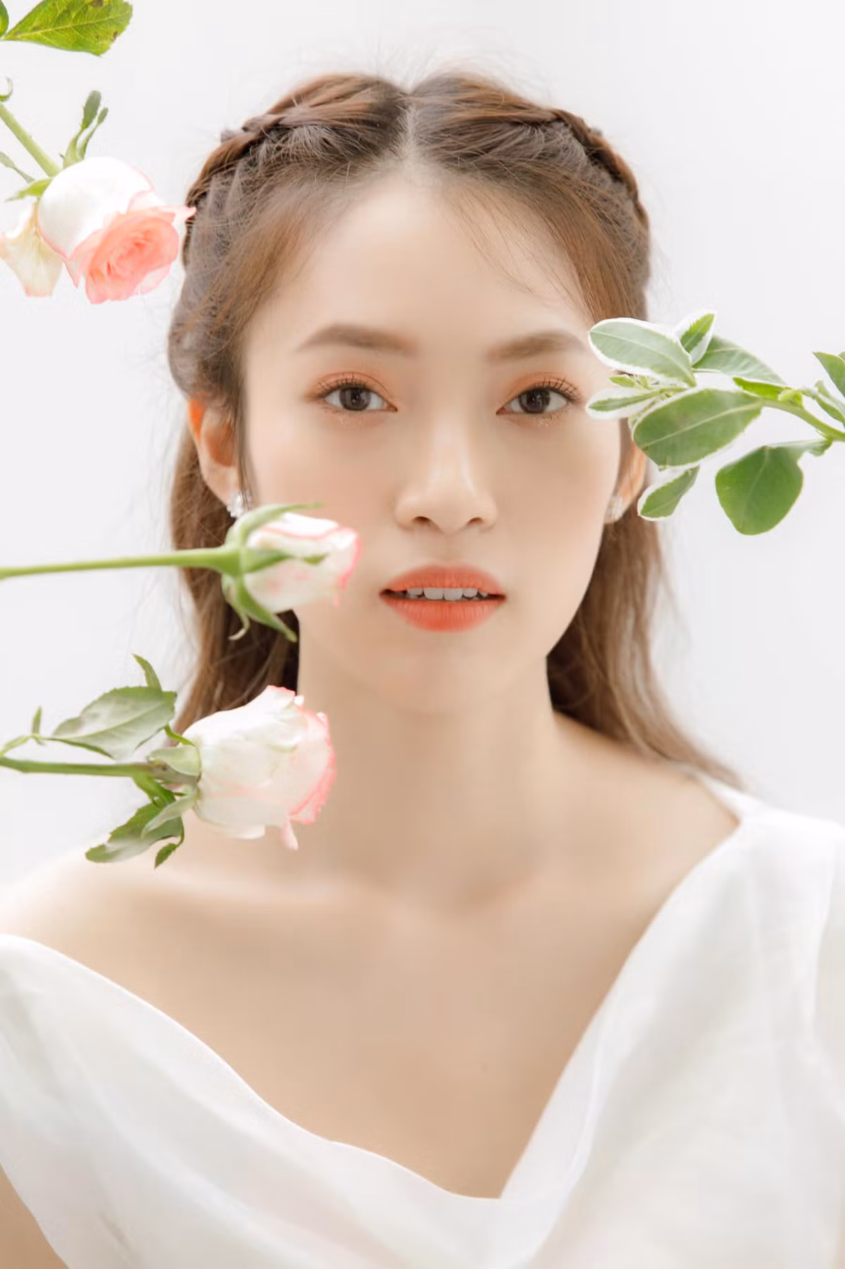 MC Khánh Vy được mệnh danh là "con nhà người ta" vì tuổi trẻ tài cao, giỏi giang lại xinh đẹp. "Hot girl 7 thứ tiếng" sớm thành công khiến bố mẹ tự hào.