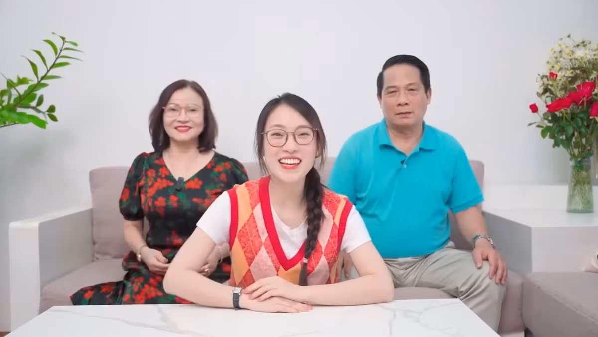 Khi chưa đầy 20 tuổi, Khánh Vy tiết lộ mình đã có thể tặng bố mẹ một mảnh đất và mua ô tô dù đó là một chiếc xe cũ và phải trả góp. Đến nay, cô đã tậu nhà cả ở Bắc lẫn Nam.