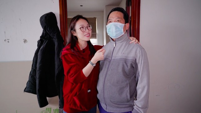 Đặc biệt, Khánh Vy hé lộ phản ứng của bố mẹ khi cô tiết lộ mình tẩy tóc. Mẹ nữ MC thì nghi ngờ đó là tóc giả, trong khi bố cô nghiêm nghị nói: "Ai bày con cái trò ấy đó, dẹp đi".