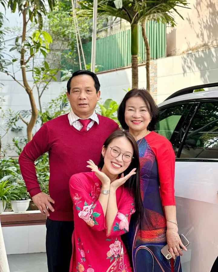 Ai cũng cho rằng có cô con gái kiếm tiền tỷ và được bao người mến mộ như Khánh Vy bố mẹ sẽ mát lòng mát dạ và hết sức cưng chiều. Tuy nhiên, bố mẹ của nữ MC lại rất nghiêm khắc.