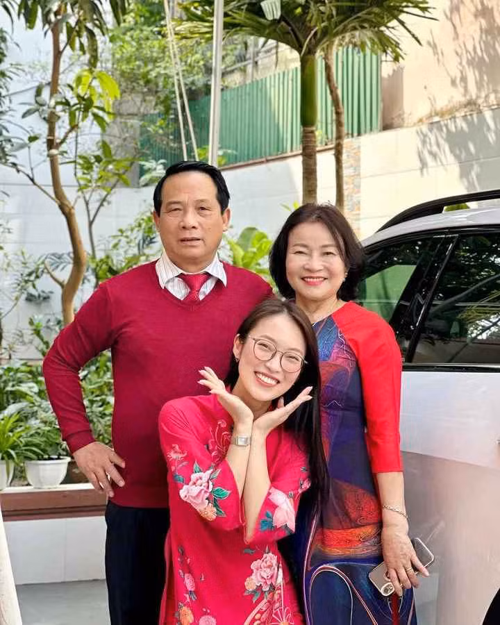 Ai cũng cho rằng có cô con gái kiếm tiền tỷ và được bao người mến mộ như Khánh Vy bố mẹ sẽ mát lòng mát dạ và hết sức cưng chiều. Tuy nhiên, bố mẹ của nữ MC lại rất nghiêm khắc.