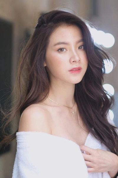 Để giữ cho nhan sắc và vóc dáng ngày càng thăng hạng thì Baifern Pimchanok cũng dành nhiều thời gian để tập luyện, vận động mỗi ngày. Cô nàng thường nhảy hip hop, tango hay tập luyện vũ đạo như thế sẽ giúp cơ thể khỏe mạnh, đào thải độc tố vừa giúp dẻo dai, mà vẻ ngoài cũng trẻ trung, tươi tắn hơn.