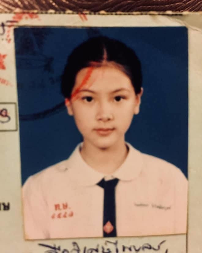 Đến cả chụp ảnh thẻ được xem là "cơn ác mộng" của nhiều người nhưng vẫn không dìm được nhan sắc trẻ đẹp tự nhiên của Baifern.