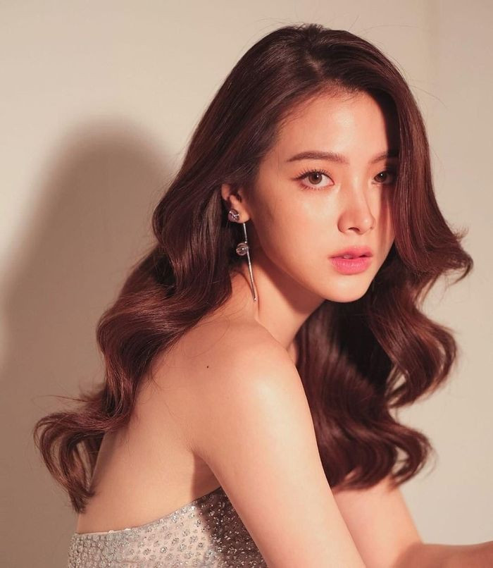 Thậm chí, Baifern còn không ngại ngần để mặt mộc, khoe vẻ đẹp tự nhiên của mình, từng đường nét trên khuôn mặt của cô vô cùng thanh thoát.