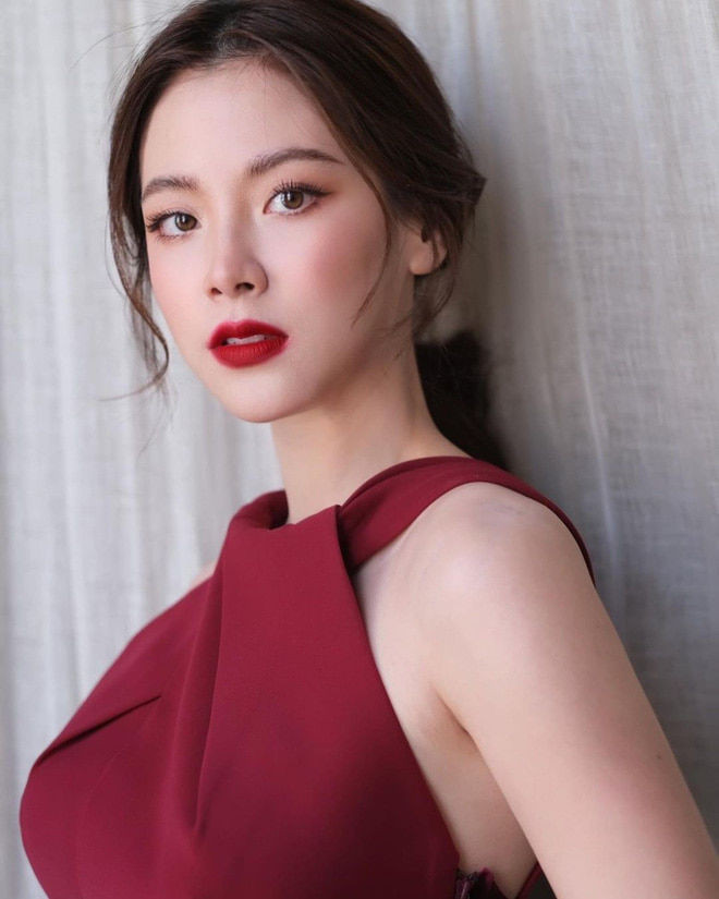 Khi ra ngoài Baifern thường chỉ thoa kem chống nắng, kẻ mày và son môi cho tươi tắn, trừ khi đi sự kiện cô mới phải make -up.