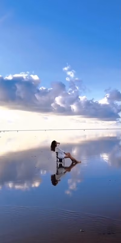 Hết lời khen ngợi biển “vô cực” đẹp giống như những gì được review trên mạng thế nhưng quá trình đi ra biển cũng như quay về mới là điều khiến đôi bạn khuyên mọi người phải cân nhắc thật kĩ. Bởi lẽ con đường mà họ đi về rất trơn, không thể đi bình thường mà lúc nào cũng có thể ngã.