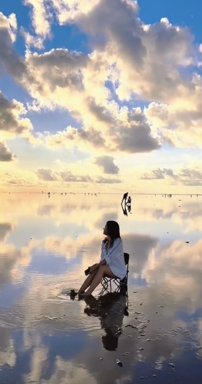 “Đi đến đây thì hãy suy nghĩ thật kĩ về con đường này nhé. Cảm thấy vượt qua được nó thì hẵng đi không thì thôi, tốt nhất là ở nhà. Bọn mình còn bị mất dép cơ, để dép trên bờ xong lúc quay lại thì không thấy đâu, thế là hai đứa đi chân đất từ Thái Bình về Hà Nội.” – cô bạn chia sẻ.