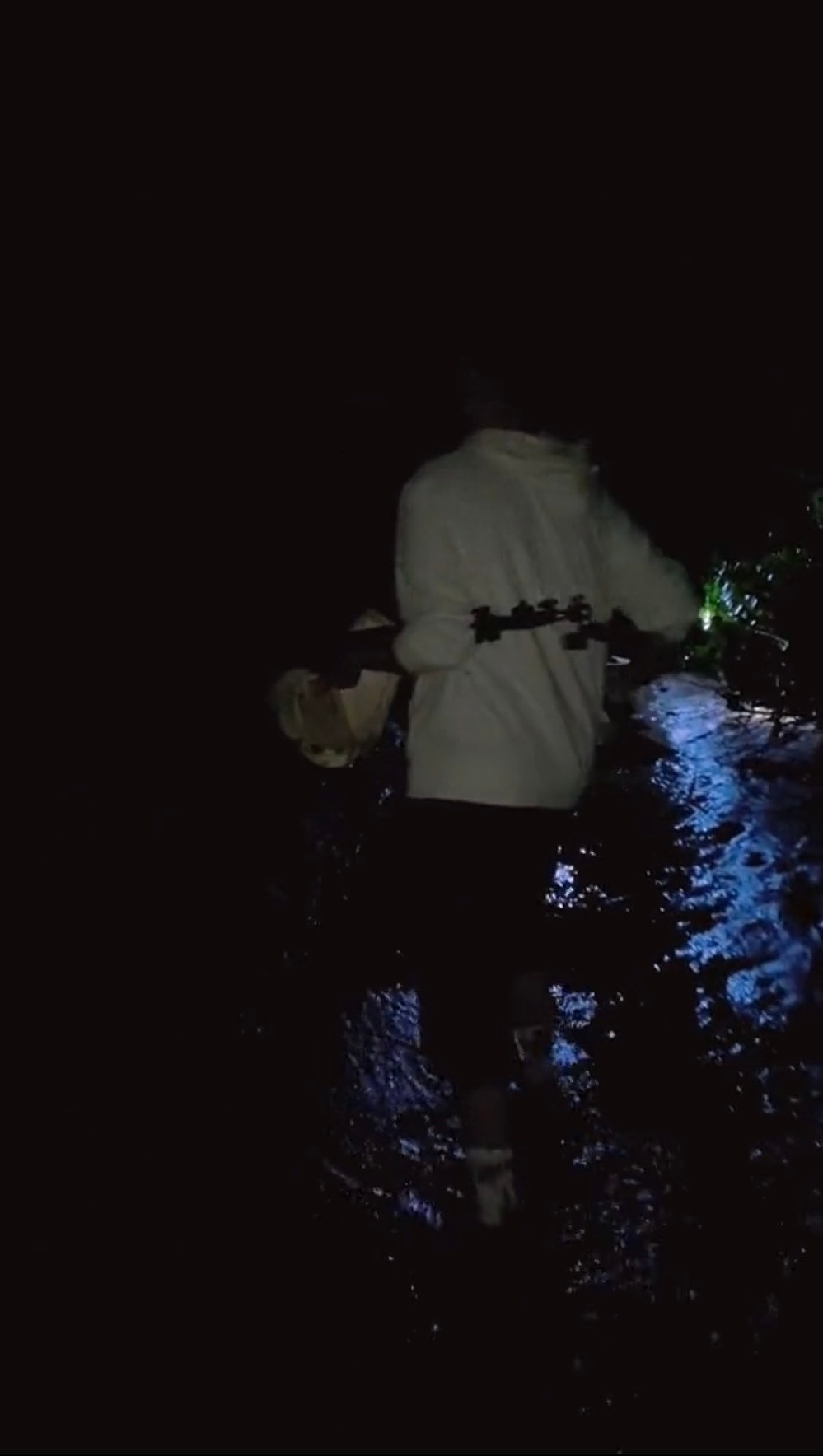 Cụ thể, chủ clip và bạn đã đi xe máy từ Hà Nội về Thái Bình vào lúc 1h sáng để kịp đón bình minh. Điều bất ổn đầu tiên đó là đường đi vô cùng vắng vẻ, không có cả đèn đường nên việc di chuyển khá vất vả.