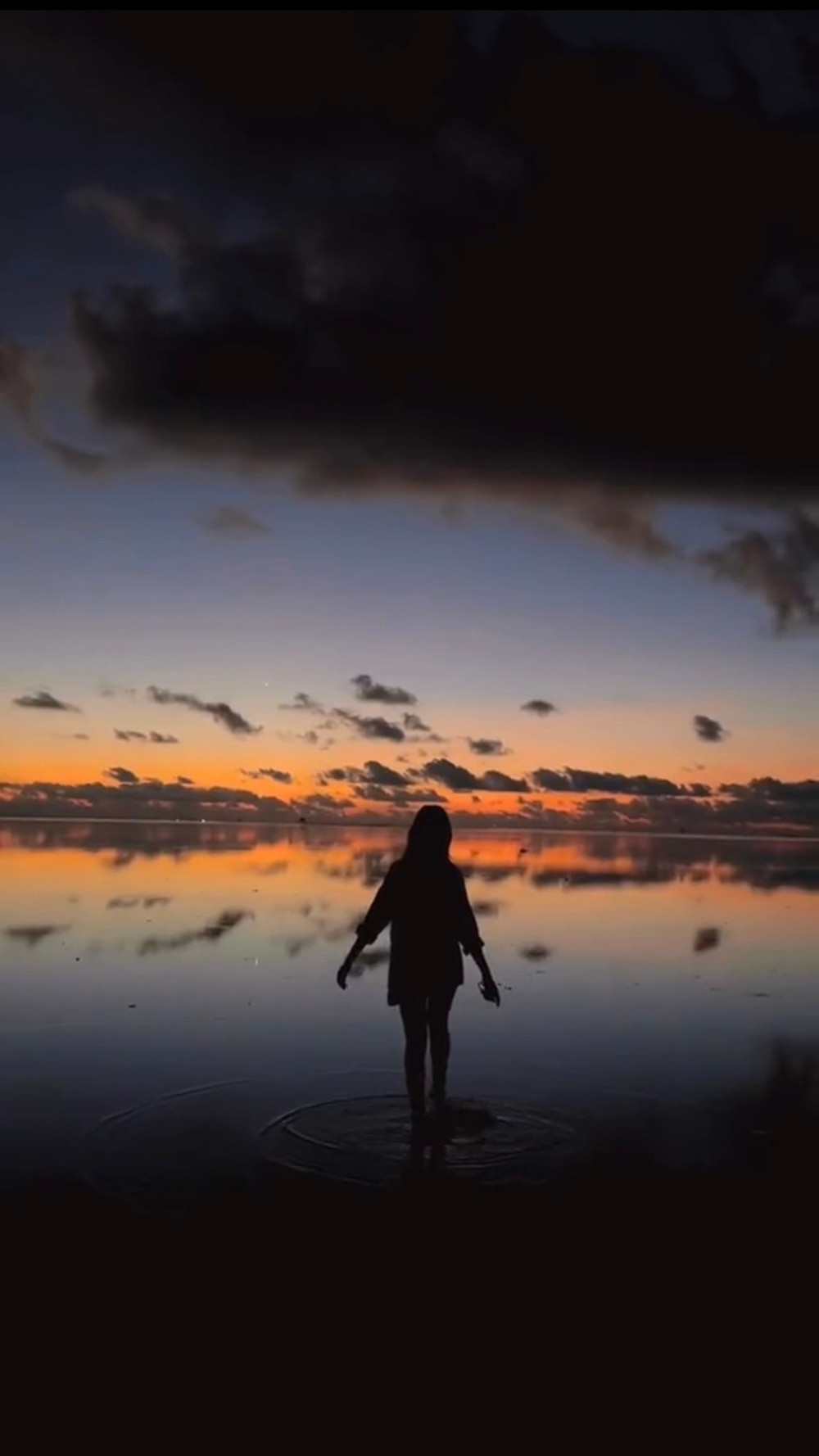 May mắn là khi gần đến nơi, đôi bạn gặp được một người đàn ông bản địa chuẩn bị ra biển nên đã xin đi theo luôn. Vừa xuống đến nơi, trời lại vẫn còn đang tối nhưng cả hai đã phải lội bùn bì bõm gần 1 tiếng đồng hồ mới ra đến biển.