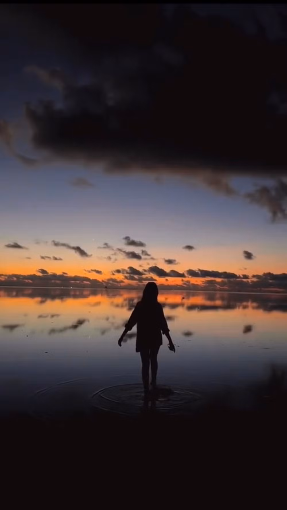 May mắn là khi gần đến nơi, đôi bạn gặp được một người đàn ông bản địa chuẩn bị ra biển nên đã xin đi theo luôn. Vừa xuống đến nơi, trời lại vẫn còn đang tối nhưng cả hai đã phải lội bùn bì bõm gần 1 tiếng đồng hồ mới ra đến biển.