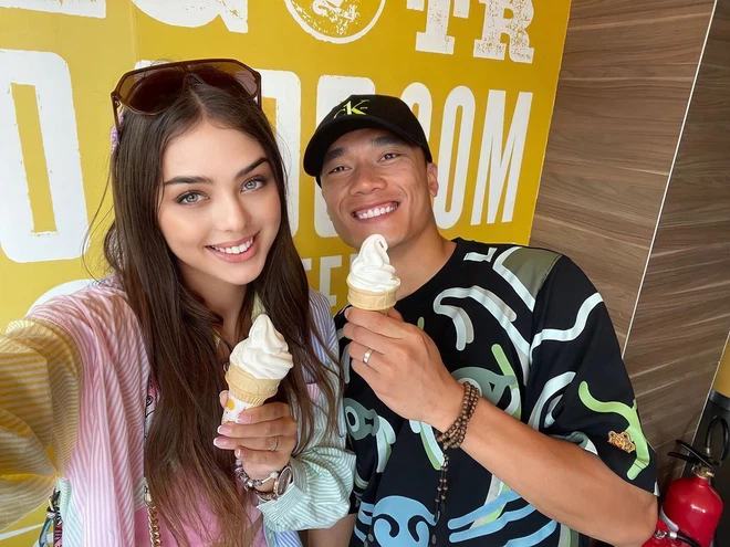 Dù những khoảng cách vì bất đồng ngôn ngữ, công việc là không thể tránh khỏi song Bùi Tiến Dũng và Dianka vẫn rất hạnh phúc