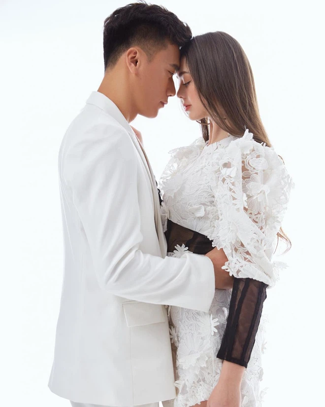 Đặc biệt hơn, Dianka cũng nói về mẫu bạn trai lý tưởng. Cụ thể, nàng người mẫu Tây chia sẻ: "Mẫu đàn ông lý tưởng của mình hội tụ đủ các phẩm chất như hài hước (quan trọng nhất nè), đáng tin cậy và tự tin, đương nhiên là cần chung thủy nữa. Còn ngoại hình thì mình chỉ cần người ấy cao ráo một chút, yêu thể thao, yêu mình và cuộc sống".