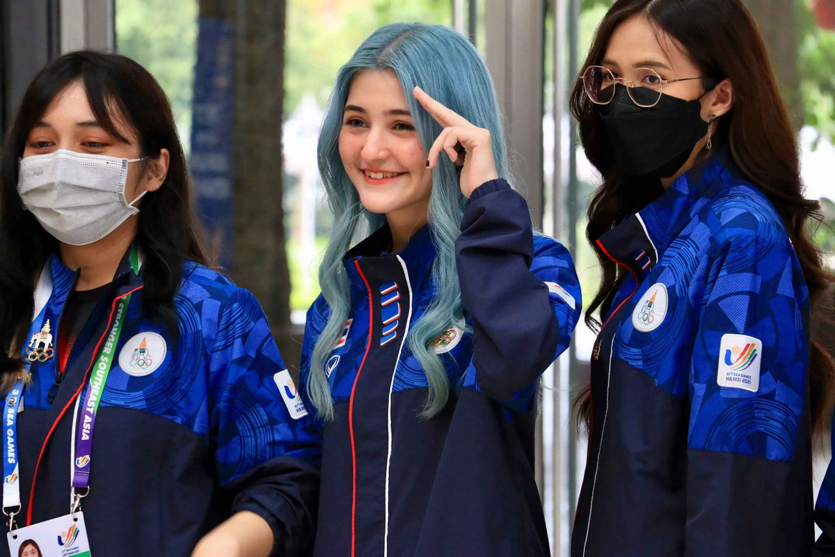 Xuất hiện tại đấu trường SEA Games 31, nữ game thủ Elizent nổi bật với với mái tóc xanh.