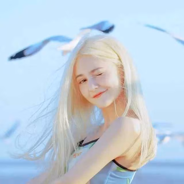 Trong 1 cuộc phỏng vấn, Elizent cho hay lần đầu thi đấu tại SEA Games, cô không tránh khỏi cảm giác hồi hộp, lo lắng. Cô gái 22 tuổi và đồng đội gửi lời chào bằng tiếng Việt tới khán giả theo dõi.